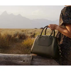 Emma Satchel><noscript><img width=